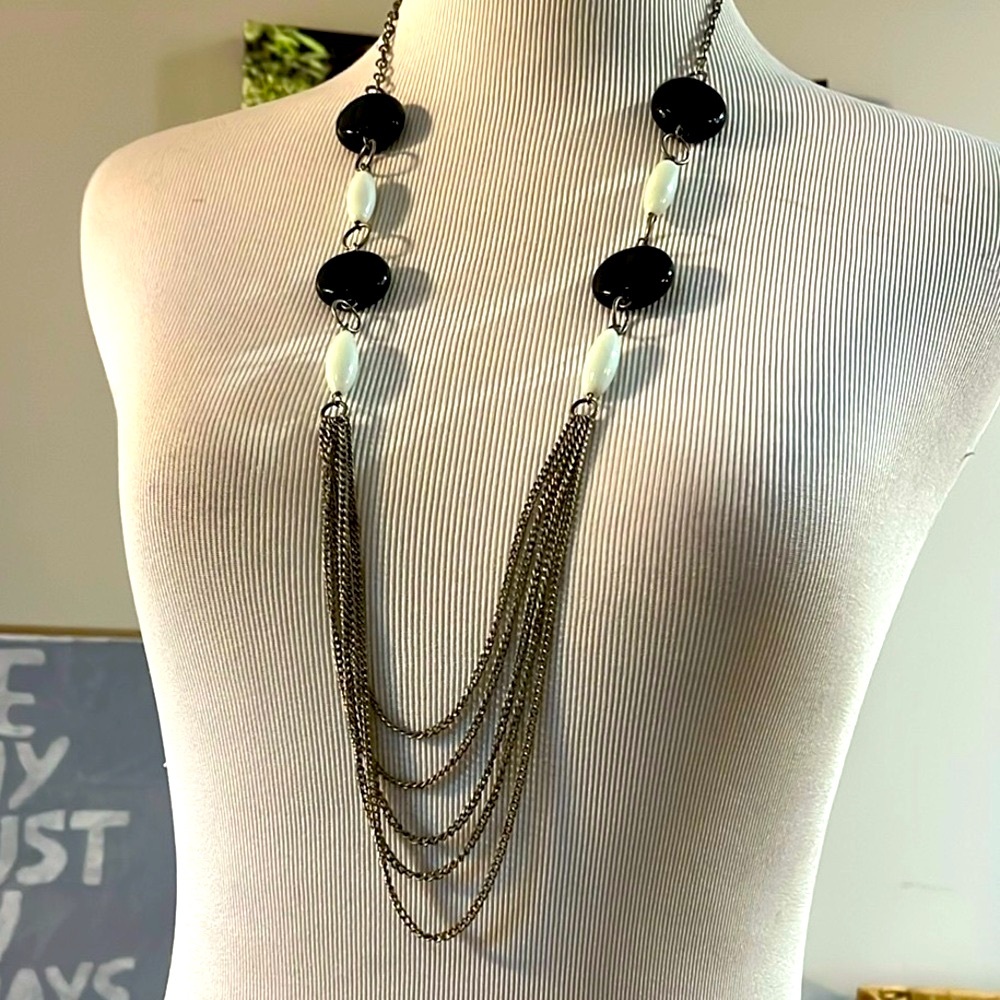 CHUNKY GLASS BEADED NECKLACE WITH SILVER TONE MULTI CHAIN DETAIL BLACK WHITE